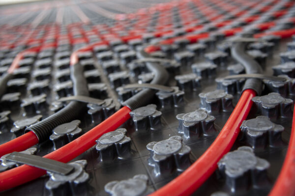 Logická a efektivní kombinace: plošné vytápění a chlazení