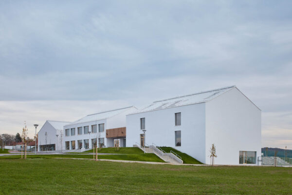 Nejšetrnější budovou roku je škola v Psárech u Prahy