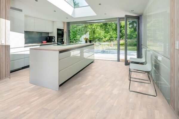 U dřevěných podlahových krytin můžete barvu změnit dodatečně