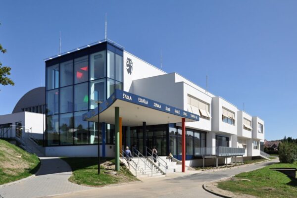 Pavilon u základní školy