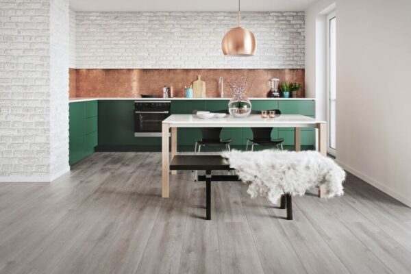 Na podlaze v kuchyni obstojí i laminátové krytiny