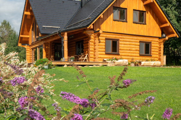 Betonová krytina je pro moderní sruby ideální volbou