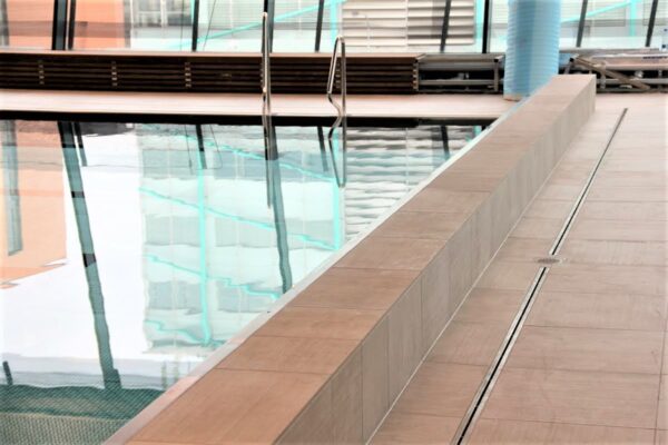 Nerezové štěrbinové žlaby ve wellness centru v Praze