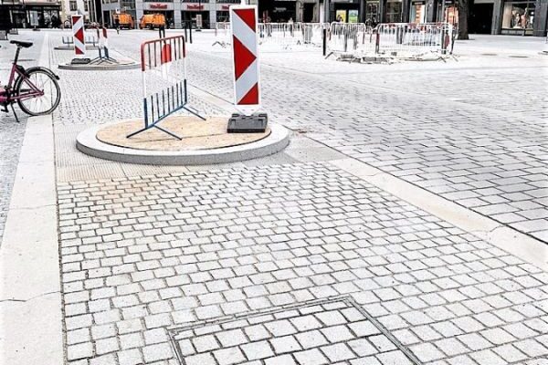 Zadlažďovací poklopy na Václaváku v Praze