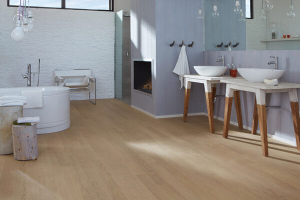 Podlahy v koupelně: S říší Poseidóna si poradí už i lamináty