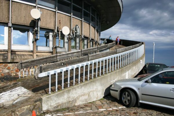 Vysílač a horský hotel Ještěd