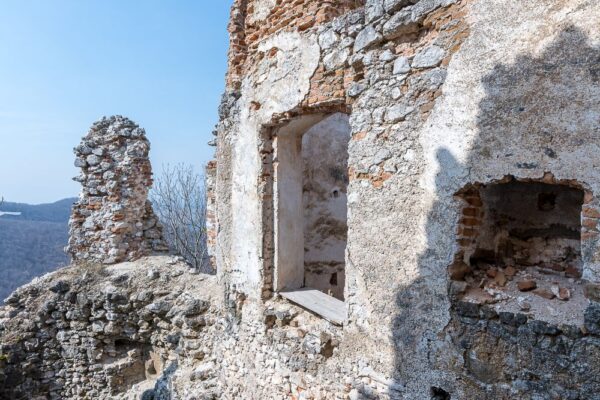 Hrad Uhrovec, hospodářská budova