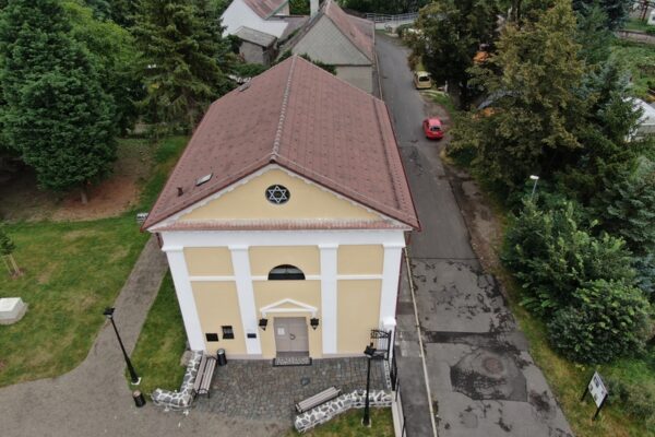 VIDEO: Pod střechou jirkovské synagogy ožívá kultura