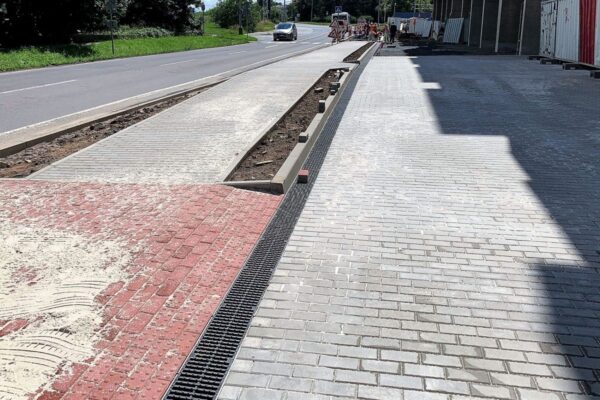 Zátěžové odvodnění mezi veřejnými a soukromými plochami bytových domů