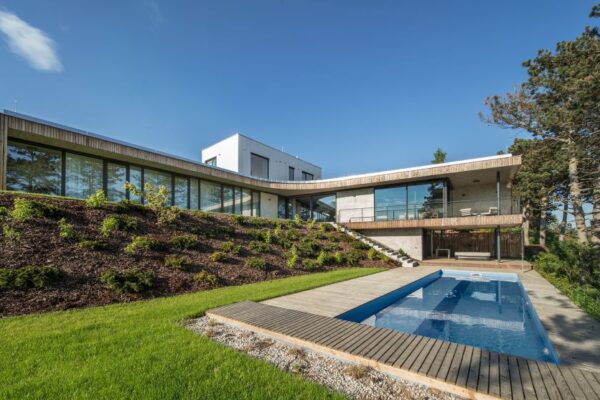 Vila na vysoké skále