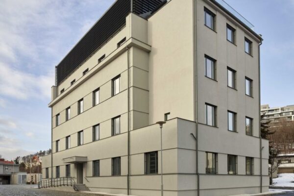 Budovy v areálu Pražské plynárenské