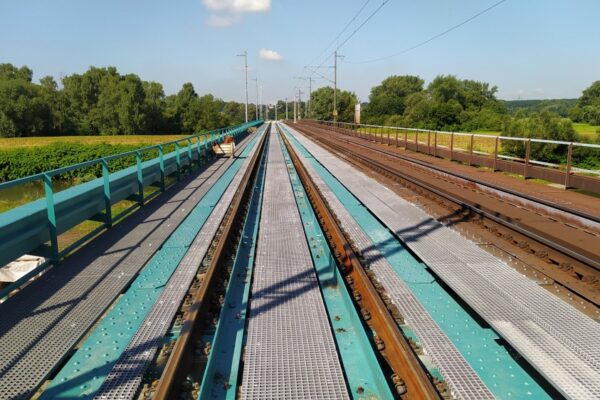 Kompozitní rošty a chodníky šetří nejen čas při rekonstrukci železničních mostů u Karviné