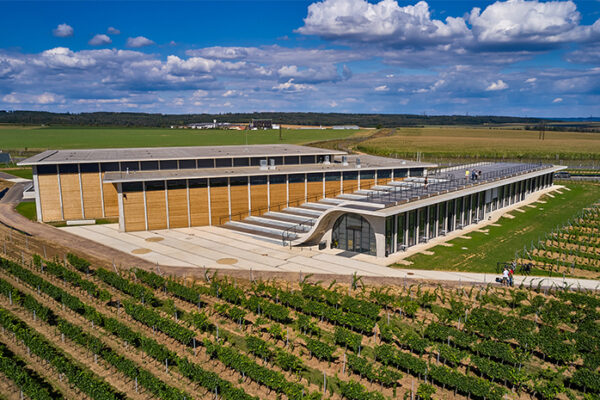 Střešní odvodnění sídla vinařství Lahofer s inovativní technologií Wavin Quickstream