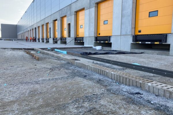 Logistický park u Bratislavy s odvodňovacími žlaby pro letiště