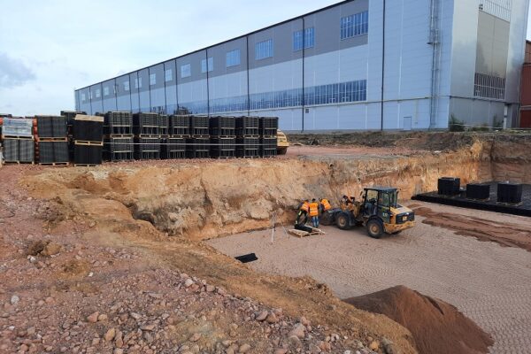 Nové logistické centrum v Hradci Králové využívá akumulační boxy Aquacell k ekologickému nakládání s dešťovou vodou