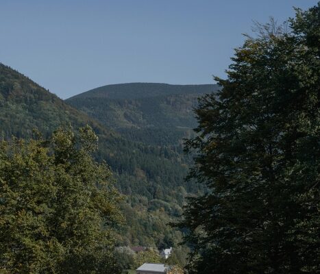 Tři domy a dvůr pod Lysou horou