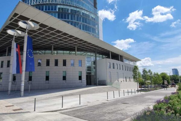 Výtvarný návrh sochy Imricha Karvaša v exteriéri budovy NBS