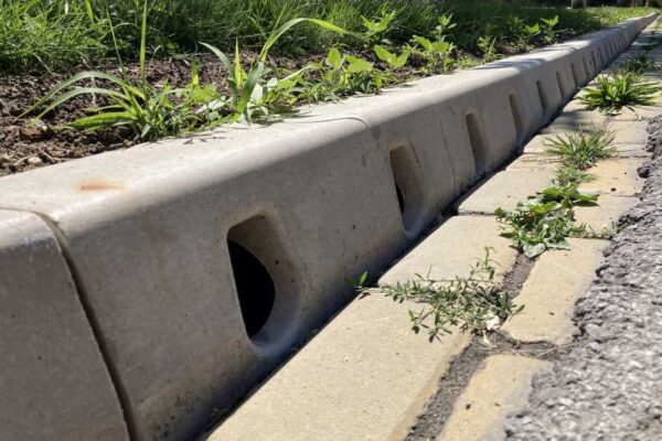 Odvodnění v obrubnících chodníků v Bratislavě