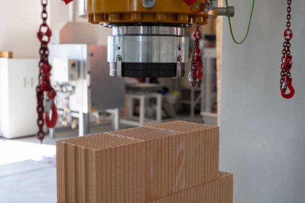 HELUZ má špičkové výzkumné centrum s lámací dráhou