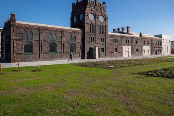 Okolí galerie PLATO v Ostravě nově obklopuje městská zahrada