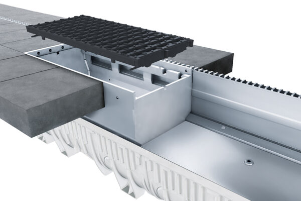 Estetické štěrbinové odvodnění u historické budovy Hlavního nádraží v Praze