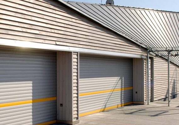 Jaké jsou přednosti rolovacích průmyslových vrat?