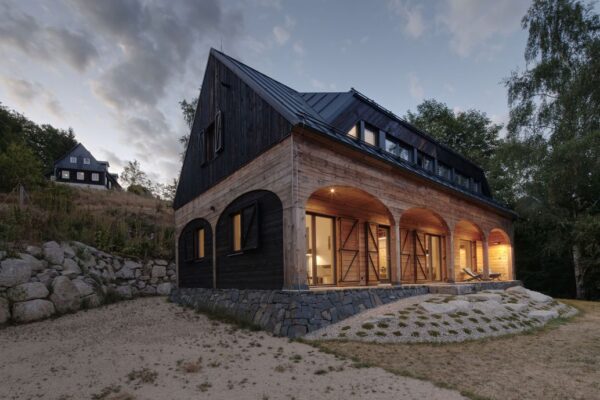 Na piazzettě Národního divadla vznikne unikátní třicetisedmimetrová instalace ze dřeva