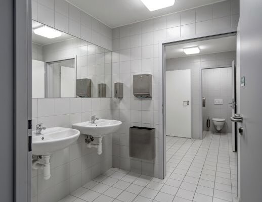 RAKO v objektech ústecké univerzity: Pestrost oblečení studentů vyvažují neutrální obklady