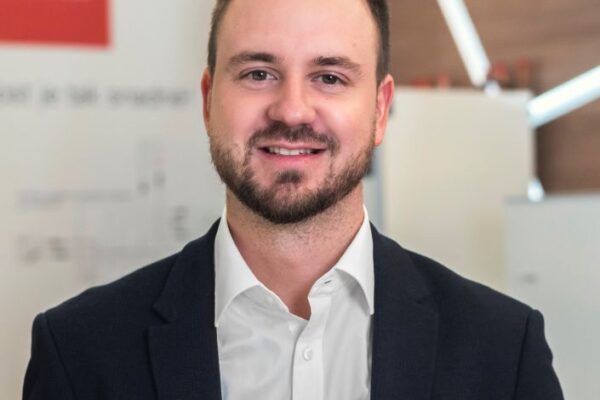 Český trh s fotovoltaickými systémy je i přes mírné excesy stabilní, razantní omezení dotací pro fotovoltaické elektrárny se nechystá