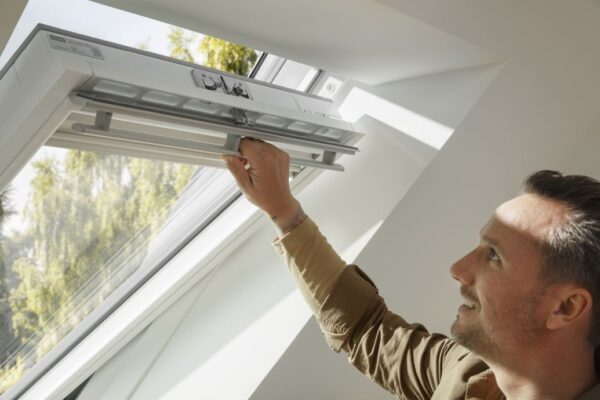 Nové ergonomické madlo střešních oken VELUX