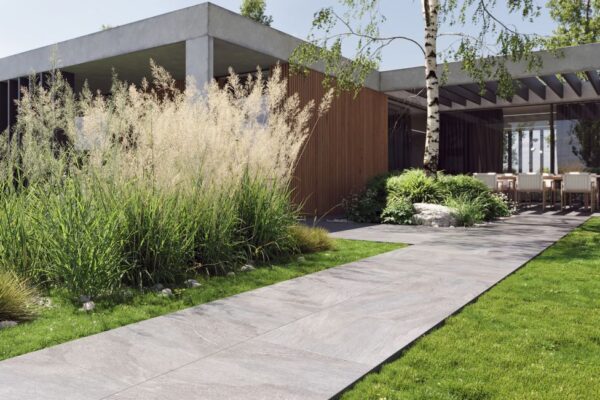 Keramická podlaha na terase: Příjemná pro bosé nohy a bezpečná na zimu