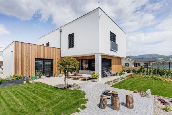 Příčky z vápenopískových tvárnic Silka doplnily obvodové zdivo z Ytongu