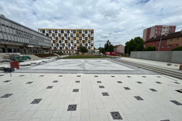 Nově zrekonstruované náměstí v Berouně s designovými štěrbinovými žlaby MEA