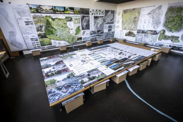 Nová budova parlamentu a venkov jako znovunalezený ráj