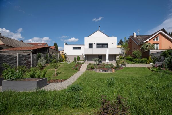 Dům pro rodinu s papouškem