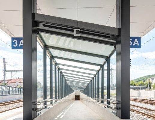 Keramické obklady dodaly kultivovaný vzhled stěnám podchodů v Radotíně