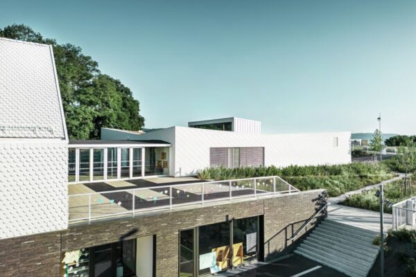 Bílá hliníková fasáda pro centrum mimoškolních aktivit