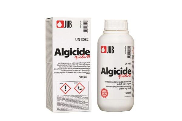 S plísněmi a řasami na fasádách lze účinně bojovat