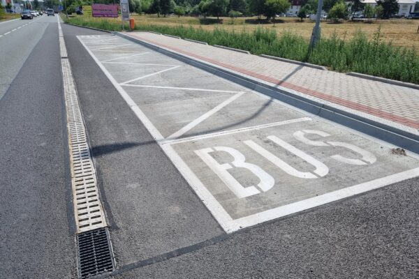 Monolitické žlaby bez štěrbin pro bezpečnost cyklistů