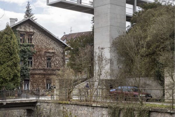 Recenze: Lávka nad rozbouřeným průtahem