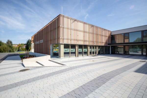 Lasselsberger a RAKO podporují odbornou školu pro obkladače